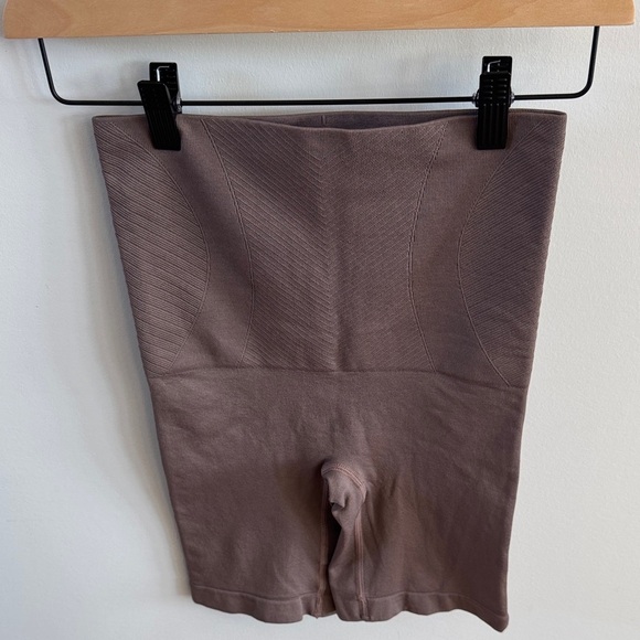 💜 Nautica Mauve Shapewear Shorts – NWOT
Size Small - Picture 3 of 8